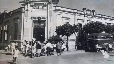 La Escuela Nº1 en una imagen de antaño. También puede verse el micro que llegaba desde la Fábrica Militar.
