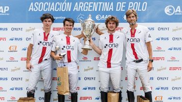 CAMPEÓN. El cuarteto de La Irenita I posa con la Copa Diputados.
