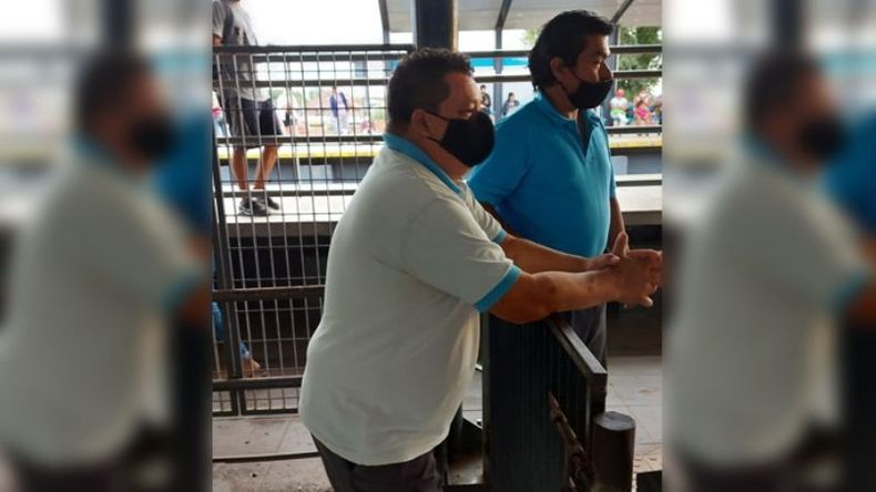 Se anularon dos trenes y éste infeliz que está en Derqui, haciéndose el empleado del mes, no deja pasar para ir hasta Astolfi sin apoyar la SUBE, sabiendo como vienen los trenes, habiendo ya pagado el pasaje de ida en el otro andén. Cancelaron dos trenes, en Derqui está lleno y muchos tuvimos que ir hasta Astolfi para poder subir, es imposible subir ya cuando se anulan dos trenes y éstos queriéndose notar. Fernando..