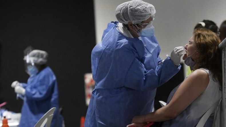 PARALELAS. Mientras avanza la vacunación siguen creciendo los casos..