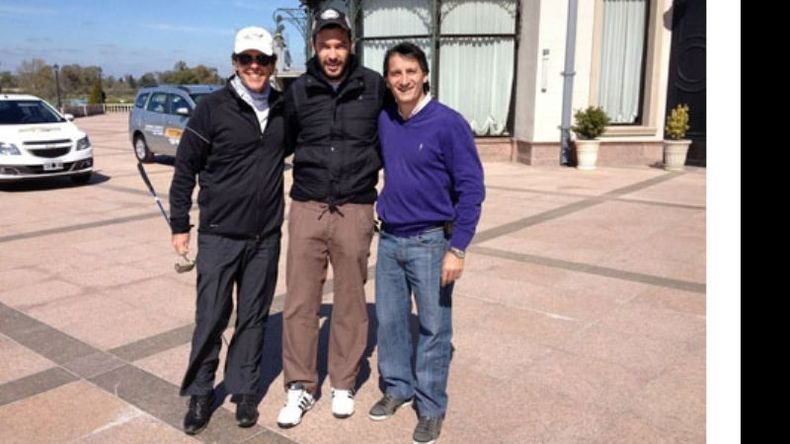 El ex tenista, José Chucho Acasuso, participó del torneo de golf solidario organizado por la Fundación Creciendo en Pilar, en Pilar Golf. En la foto, con uno de los integrantes de la ONG, Walter Roldán..