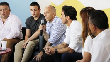 EN CAMPAÑA. Ducoté, con dirigentes y funcionarios de Cambiemos..