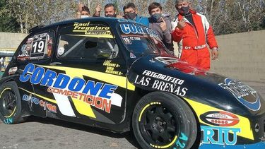 MÁS RÁPIDO. Todo el Cordone Competición festeja la pole en el “Roberto Mouras”..
