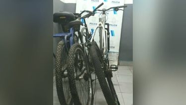 allanamientos en villa rosa: secuestran bicicletas robadas y 10 celulares