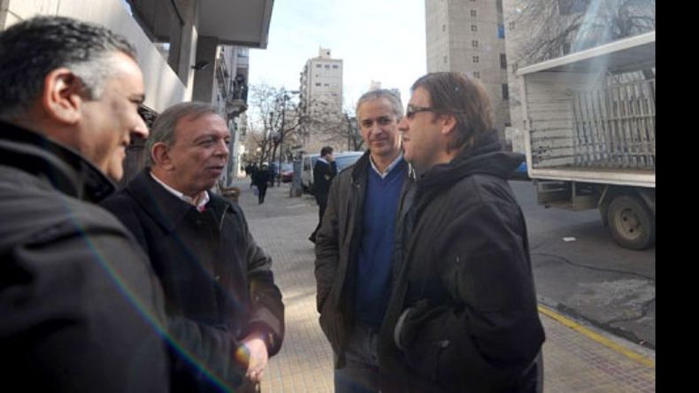 (Revista La Tecla). ESPERA. Zúccaro junto a funcionarios y apoderados, ayer, en La Plata..