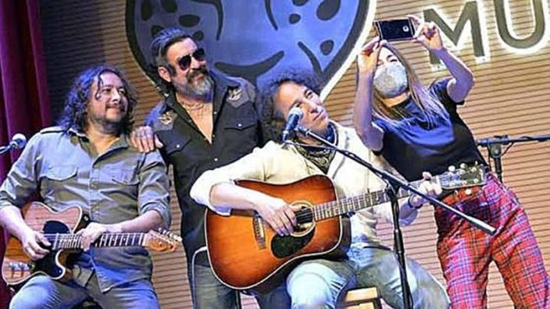 SALE SELFIE. La cantante y productora Muriel Lanfranco, junto a Javier Calamaro y sus músicos, tras el autorecital que dieron días atrás en Escobar. .