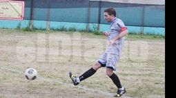 CERRÓ EL PARTIDO. Alberto Videle selló el triunfo y la clasificación de Flecha..
