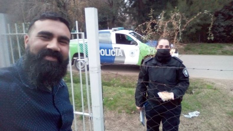 QUE LOS CUMPLAS. Sergio, los policías y la torta, en la foto que explotó en las redes..