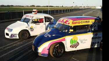 La dupla Vázquez. Los autos de Nicolás (Promocional) y César (TC 1100)..