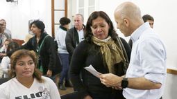 LLANTO. Ducoté con una familiar de víctima de delito..