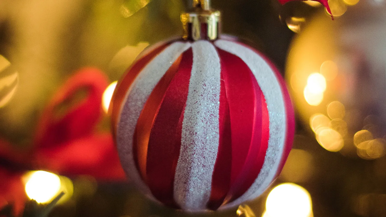 Las esferas son los adornos más populares para decorar el árbol navideños. (Pexels)..webp