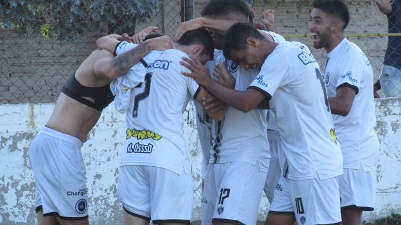 Todos saludan a Tabone (der.) que acaba de convertir el gol de Real Pilar. Foto: Prensa Real Pilar. .
