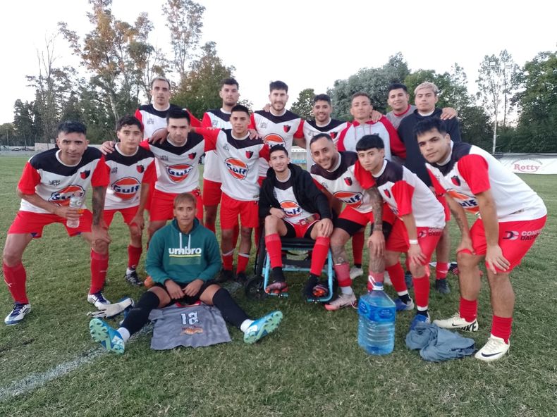PUNTERO. Derqui se mantiene firme en la cima de la Zona Competencia.