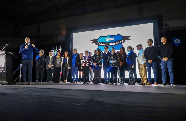 Achával y varios de los invitados, sobre el escenario.