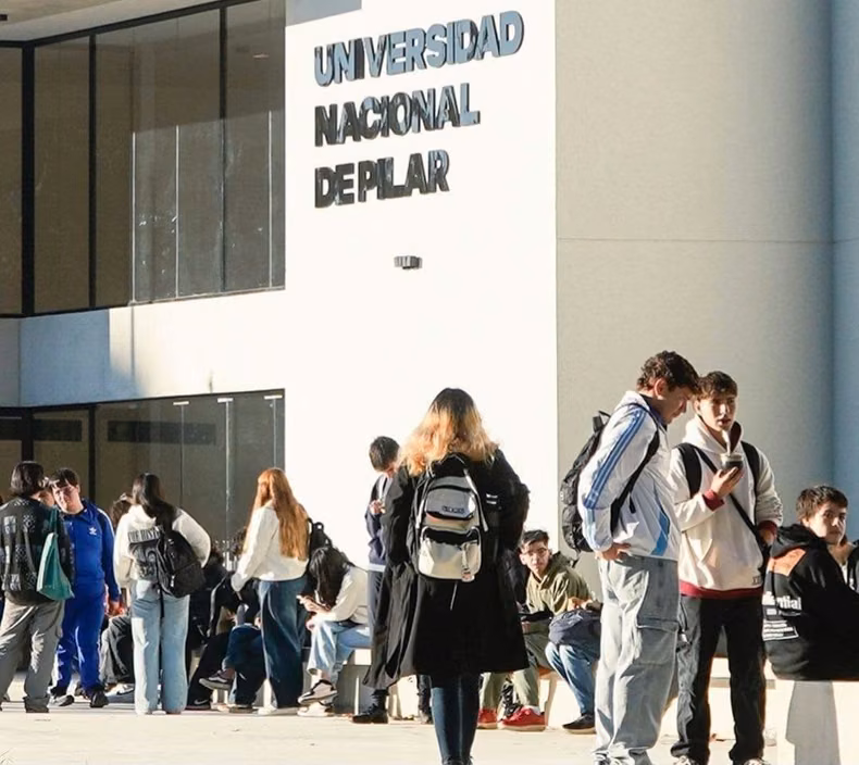 EN MARCHA. La universidad recibe cada día los estudiantes que cursan sus12 carreras.