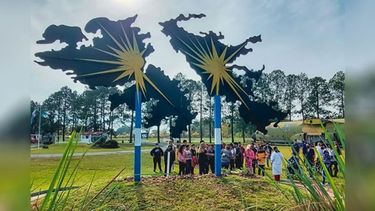 Acompañamos a la Escuela Especial Nº 502 “René Favaloro” a una visita guiada por el #CenotafioDeMalvinas. Estudiantes de la localidad de Derqui vivieron una experiencia en la que pudieron descubrir los detalles de nuestra historia. #Acompañados #PilarTurismo #MalvinasNosUne. Pilar Turismo / @PilarTurismo..