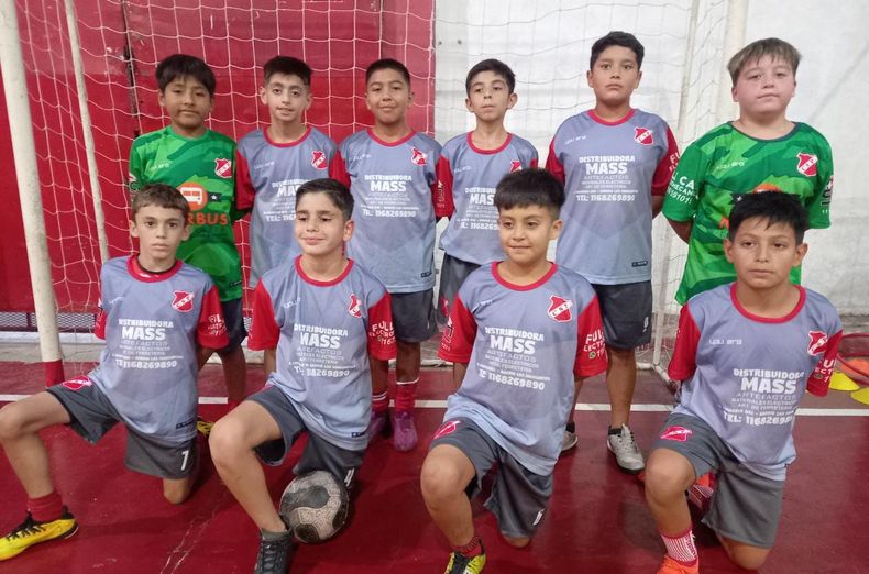 REYES. Los chicos de la 2012 de Sportivo volvieron a festejar en el verano.