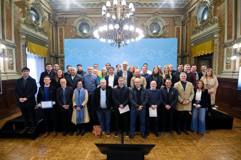 FIRMA. El acto se realizó en el Salón Dorado de la Casa de Gobierno.