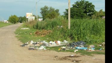 Uno de los microbasurales que se forman a la altura del kilómetro 56..