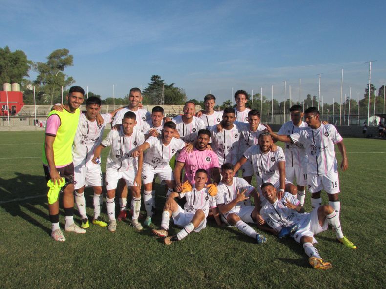 JUNTOS. Real Pilar goleó de visitante y va enderezando el rumbo.