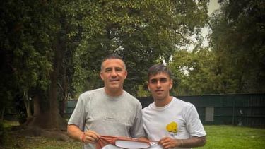 CAMISETA. Delgado posa junto al presidente de Metalúrgico, Emiliano Gallo. CAMISETA. Delgado posa junto al presidente de Metalúrgico, Emiliano Gallo.