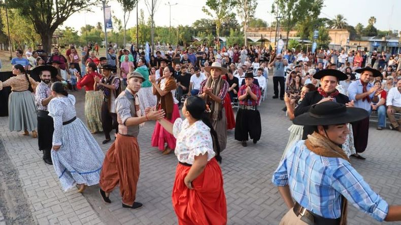 POR EL TRATADO. Las compañías bailaron en el Paseo Antonio Toro, en Derqui..