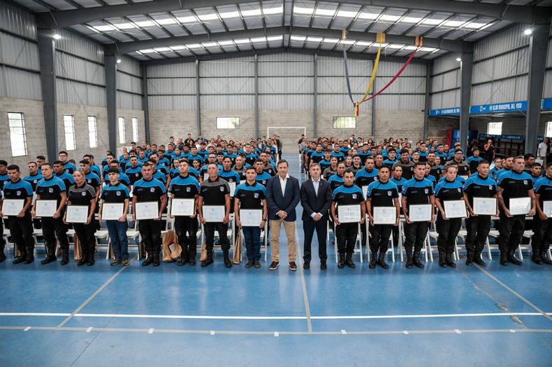 SEGURIDAD. Federico Achával y Federico Kruse junto a los nuevos agentes.
