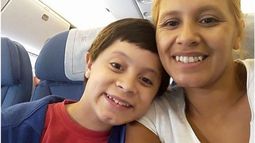 ACOMPAÑADO. Martín, junto a su mamá Mercedes, rumbo a EE.UU..
