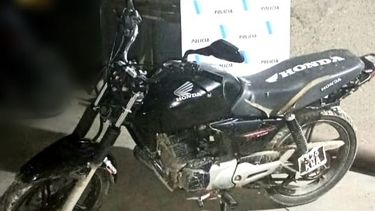 La moto en la que circulaban los delincuentes.