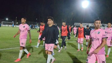SALIDA. Los jugadores de Real dejan la cancha tras perder el invicto.