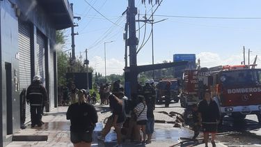 El fuego afectó a unos tres locales del fondo de paseo y ya fue extinguido.&nbsp;