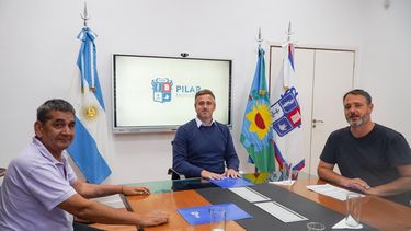 MESA DE NEGOCIACIÓN. Luis Molina del Sindicato Municipal, junto a Achával y el secretario de Gobierno, Santiago Laurent.