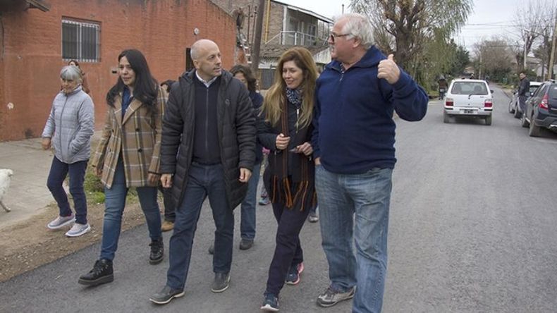 A PIE. Ducoté recorre con vecinos un tramo de la calle Finlandia, en Lagomarsino..
