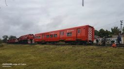 Personal de Ferrovías repara las vías la zona del descarrilamiento del tren Belgrano Norte, en Villa Rosa.