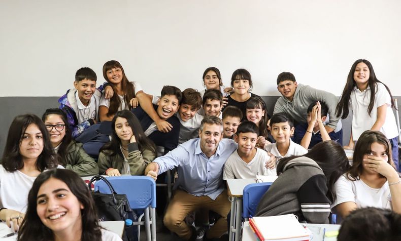 RODEADO. Achával charló con los chicos y hasta firmó autógrafos.