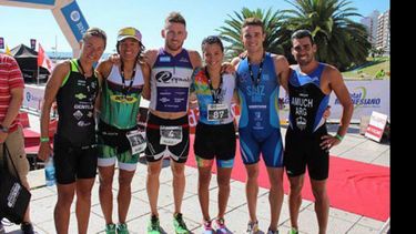 FELICIDAD. Juan Saiz (5º) mezclado en el podio femenino y masculino del Triatlón Olímpico marplatense..