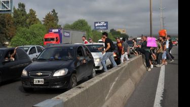 LUNES. Trabajadores de Lear cortaron en el km. 31,5. Hubo 7 kilómetros de cola..