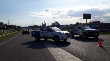 RETENES. Gendarmes, policías y municipales, ayer, en un operativo en el km 49.5 de Panamericana..