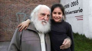 CON UNA FAN. Larralde también tuvo lugar para reencontrarse con una pequeña fan: Agustina Núñez, de 10 años, a quien conoció en 2014 cuando el músico visitó Escobar. Como en aquella oportunidad, plasmaron el momento con una foto.Agustín, papá de la niña, comentó a El Diario que en 2014 “no sólo se prestó para unas cuantas fotos, sino que me firmó varios discos y charlamos un buen rato. Le mostré mi tatuaje y por si fuera poco nos invitó a mi hija, a mi mujer y a mí a su guitarreada, devolviendo de su bolsillo el valor de la entrada que ya había adquirido con un mes de anticipación”..