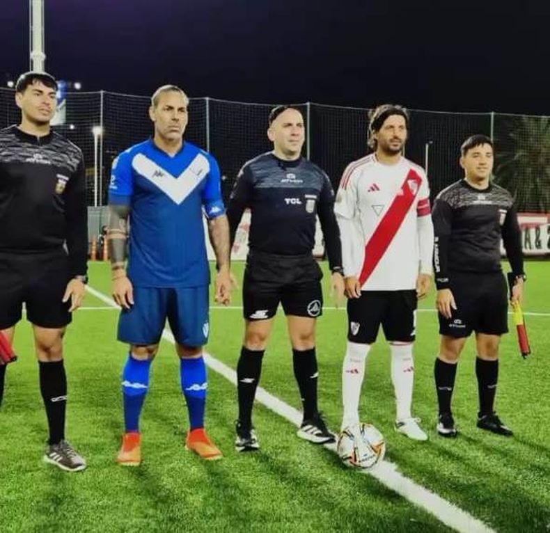 Adrin Pace posa en el centro tras el sorteo de Vlez-River