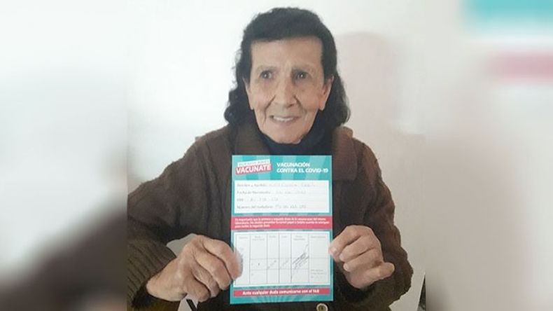 Hoy vacunaron a mi mamá de 90 años. Excelente la atención, la rapidez y la amabilidad de todo el personal del @MunicipioPilar, Muchísimas gracias @alferdez @Kicillofok y @FedericoAchaval, que además puso autos para que nos lleven a casa los que vivimos lejos. Cristina Varela / @malusrami..