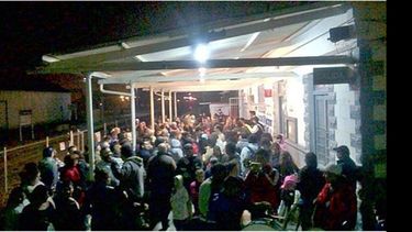 ANDÉN. En Villa Rosa, unas 400 personas se reunieron para defender el tren..