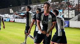 GRITO DE GOL. Joaquín César festeja su gol ante Comunicaciones en la fecha pasada.