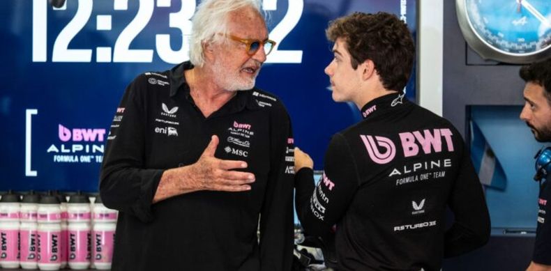 FUTURO INCIERTO. Briatore y Colapinto en la previa al GP de Azerbaiyán.