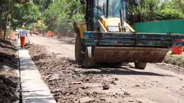 RECORRIDA. Achával dialogó con los vecinos beneficiados por la obra. &nbsp;