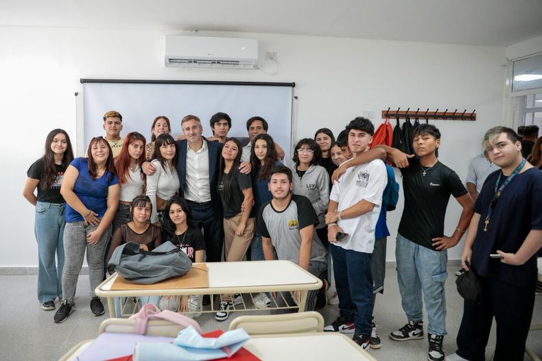 EN GRUPO Achval junto a los alumnos de la escuela remodelada