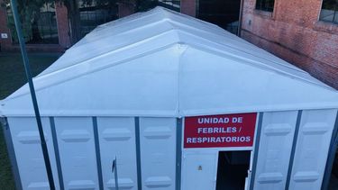 El espacio cuenta con consultorios de pediatría y de adultos y dos puestos de laboratorio para hisopados y extracciones. .