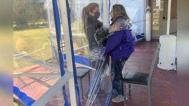 Una cortina de amor para volver a abrazar a los abuelos