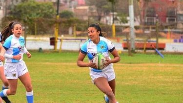CORRIDA. Gabriela Maldonado comienza la carrera hacia el ingoal.