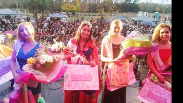 La nueva reina Azul Cejas junto a sus princesas..